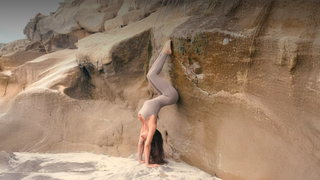 Thumbnail of movesonhermat.com